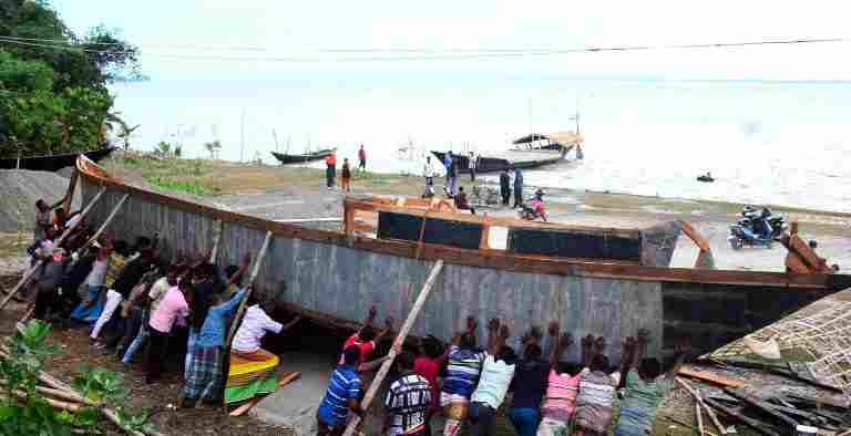 পদ্মার পাড়ে নতুন নৌকা তৈরি করার ধুম পড়েছে